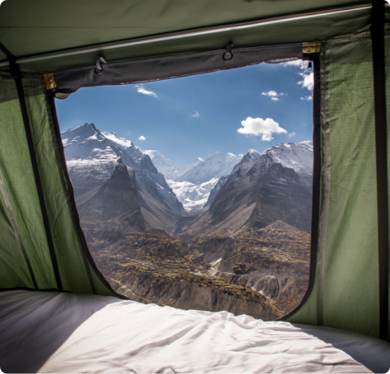 Ausblick auf den Himalaya aus geöffnetem Dachzelt