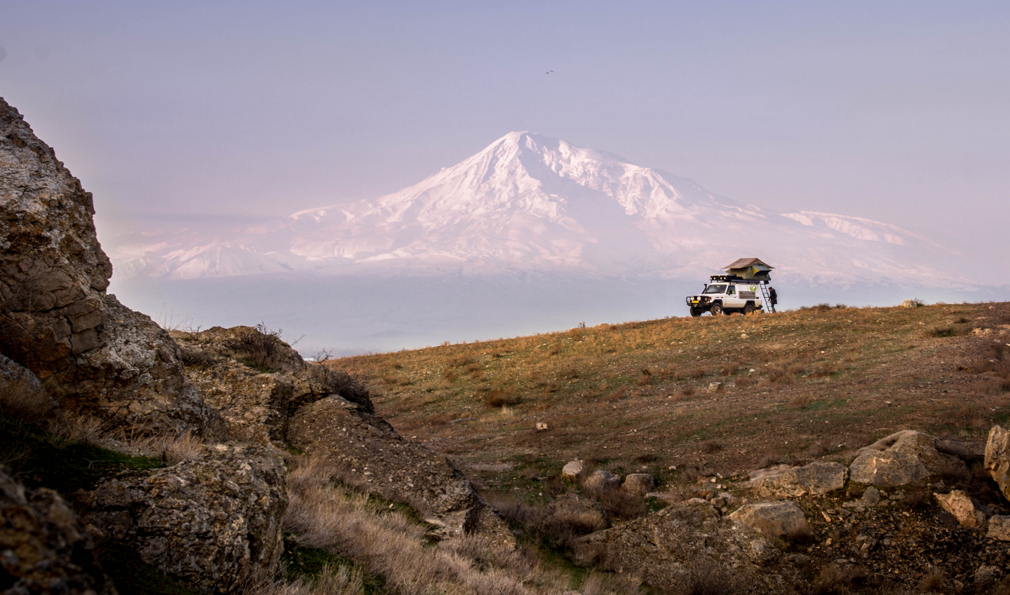 Toyota Land Cruiser mit Dachzelt von Gordigear vor Bergpanorama