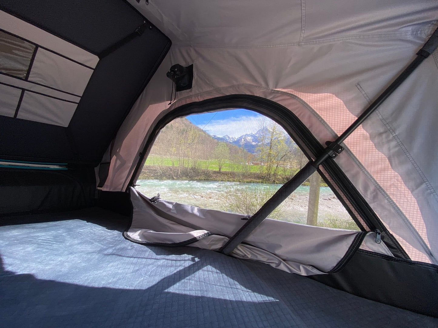 Bonito hybrid hard-shell roof tent